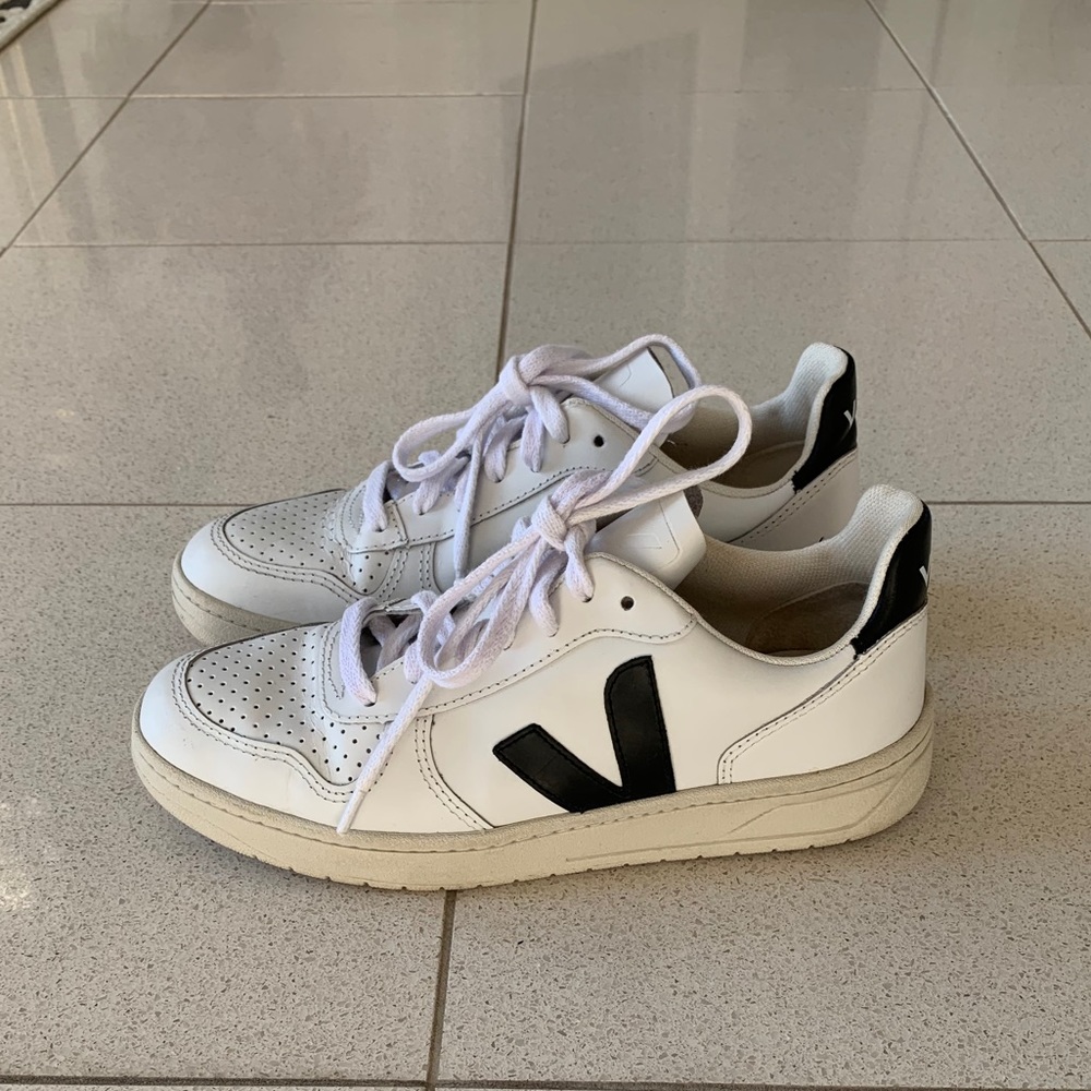 Veja v-10 sneaker size eur-37